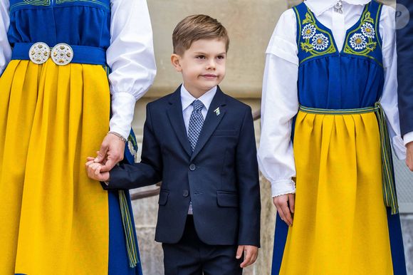 Oscar est actuellement troisième dans l’ordre de succession au trône suédois, derrière sa mère Victoria et sa sœur Estelle.

La princesse Victoria, le prince Daniel de Suède et leurs enfants la princesse Estelle et le prince Oscar de Suède lancent la "Journée portes ouvertes des châteaux" au Palais Royal de Stockholm lors de la Fête Nationale, le 6 juin 2022. bestimage