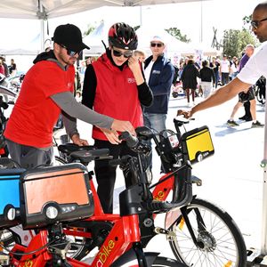 L'événement a été suivi par de nombreuses familles.

Le prince Albert II de Monaco et la princesse Charlene ont participé à la Road Safety Day, une journée de sensibilisation et de sport pour toute la famille dédié à la sécurité routière à vélo et à l'initiation des jeunes au sport, à Monaco organisée par la Fondation Princesse Charlene, le 23 mars 2025.  © Bruno Bebert/Bestimage