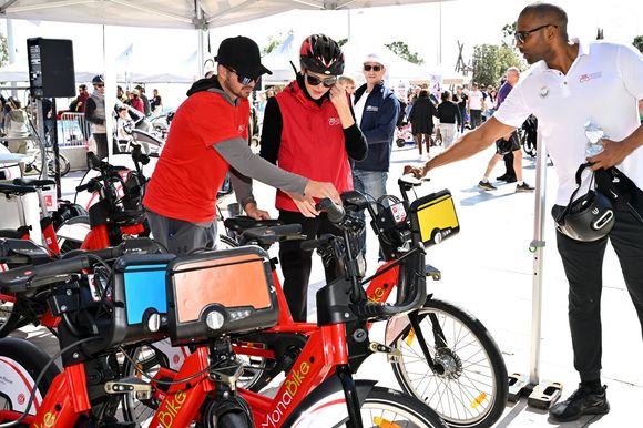 L'événement a été suivi par de nombreuses familles.

Le prince Albert II de Monaco et la princesse Charlene ont participé à la Road Safety Day, une journée de sensibilisation et de sport pour toute la famille dédié à la sécurité routière à vélo et à l'initiation des jeunes au sport, à Monaco organisée par la Fondation Princesse Charlene, le 23 mars 2025.  © Bruno Bebert/Bestimage