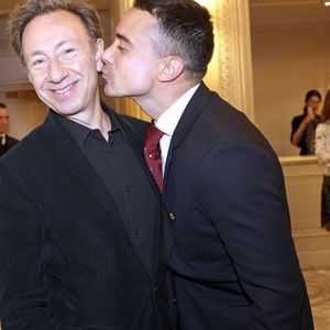 Le couple a insufflé toute sa personnalité dans ce projet. Et le résultat donne une collection mixte et éco-responsable (fabriquée au Portugal en coton 100% organique)

Stéphane Bern et son compagnon Yori Bailleres - Soirée de gala pour la Fondation de la Recherche en Physiologie, "Les Stéthos d'Or" au Four Seasons Hôtel George V à Paris le 24 mars 2025. © Cédric Perrin/Bestimage