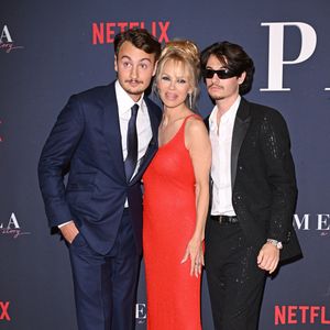 La star de 58 ans n'est pas seule pour cette campagne. Elle partage l'affiche avec ses deux fils adorés, Brandon et Dylan Lee.

Brandon Thomas Lee, Pamela Anderson, et Dylan Jagger Lee - Première du documentaire consacré à Pamela Anderson, "Pamela, une histoire d'amour" (Netflix) à Hollywood, le 30 janvier 2023.

©Bestimage