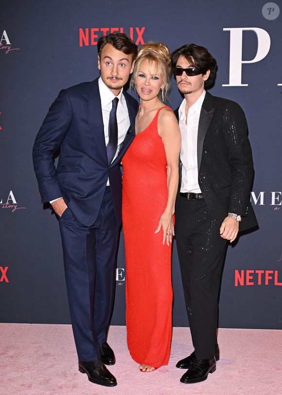 La star de 58 ans n'est pas seule pour cette campagne. Elle partage l'affiche avec ses deux fils adorés, Brandon et Dylan Lee.

Brandon Thomas Lee, Pamela Anderson, et Dylan Jagger Lee - Première du documentaire consacré à Pamela Anderson, "Pamela, une histoire d'amour" (Netflix) à Hollywood, le 30 janvier 2023.

©Bestimage