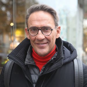 Julien Courbet à la sortie des studios de radio de l'émission "Les Grosses Têtes" à Paris. Le 30 novembre 2022
© Jonathan Rebboah / Panoramic / Bestimage