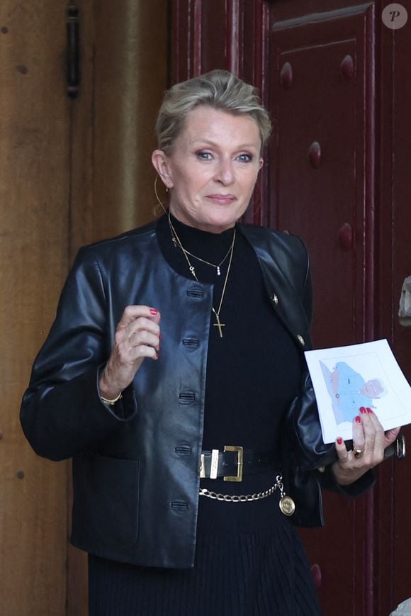 Sophie Davant - Sorties des obsèques de Philippe Labro en l'église de Saint-Germain-des-Prés à Paris le 13 juin 2025. © Dominique Jacovides - Christophe Clovis / Bestimage