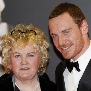 La disparition de Brenda Fricker a suscité une vive émotion chez les amateurs de cinéma, qui saluent le parcours exceptionnel de cette figure incontournable du grand écran.
Photo d'archive datée du 11/02/12 montrant les acteurs Michael Fassbender et Brenda Fricker à leur arrivée aux Irish Film and Television Awards, au National Convention Centre de Dublin. Crédit photo : Julien Behal/PA Wire