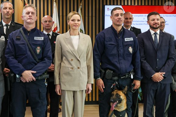 Elle a fait sensation avec un look beige élégant, qui s’accordait à l’esprit de Noël.

La princesse Charlène de Monaco, accompagnée de son frère Gareth Wittstock, participe à la présentation de la brigade canine au siège de la Direction de la Sûreté Publique à Monaco, le 27 octobre 2025. En présence d'Eric Arella, contrôleur en charge de la direction de la Sûreté publique. © Claudia Albuquerque/Bestimage