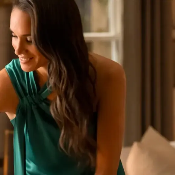 Sa robe émeraude Galvan à 38 835 £ attire particulièrement l’attention.

Capture Netflix