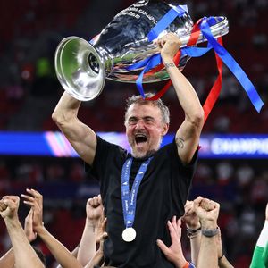 Il souhaite que le PSG offre un spectacle apprécié par tous les supporters.

Luis Enrique, entraîneur du PSG, soulève le trophée alors qu'il célèbre avec les joueurs la victoire de la finale de la Ligue des Champions 2025/2026 opposant le Paris Saint Germain à Arsenal FC au stade Puskas Arena à Budapest (Hongrie), le 30 mai 2026. Inside/Psnewz/Bestimage