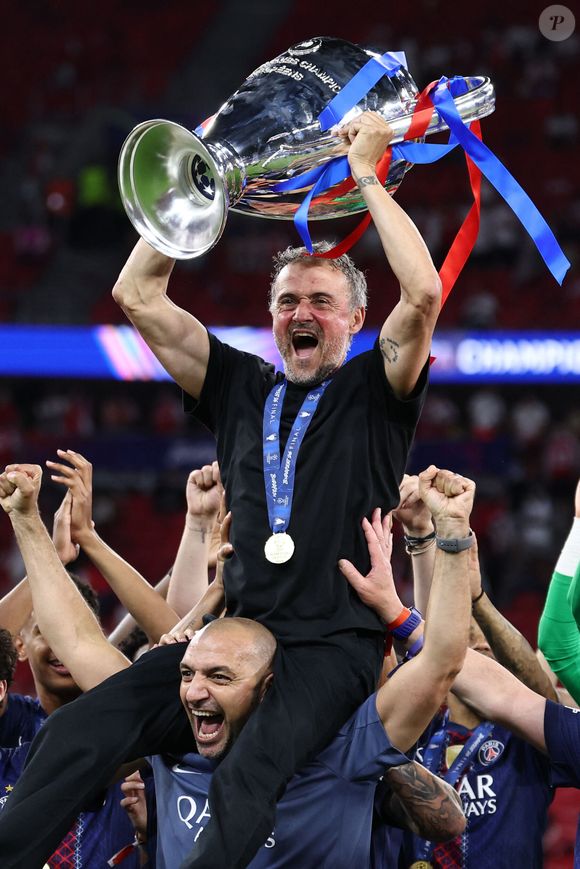 Il souhaite que le PSG offre un spectacle apprécié par tous les supporters.

Luis Enrique, entraîneur du PSG, soulève le trophée alors qu'il célèbre avec les joueurs la victoire de la finale de la Ligue des Champions 2025/2026 opposant le Paris Saint Germain à Arsenal FC au stade Puskas Arena à Budapest (Hongrie), le 30 mai 2026. Inside/Psnewz/Bestimage