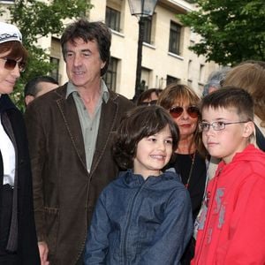 Nadine Trintignant, Francois Cluzet et les enfants de Marie Trintignant assistent à l'inauguration du Jardin de Marie Trintignant, (actrice française décédée en 2003) au Quai des Célestins à Paris, France le 13 mai 2007 Photo Denis Guignebourg/ABACAPRESS.COM