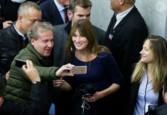 Carla Bruni-Sarkozy et sa demi-soeur Consuelo Remmert - Carla Bruni-Sarkozy assiste au meeting de Nicolas Sarkozy à Boulogne-Billancourt le 25 septembre 2014.
©DOMINIQUE JACOVIDES / BESTIMAGE