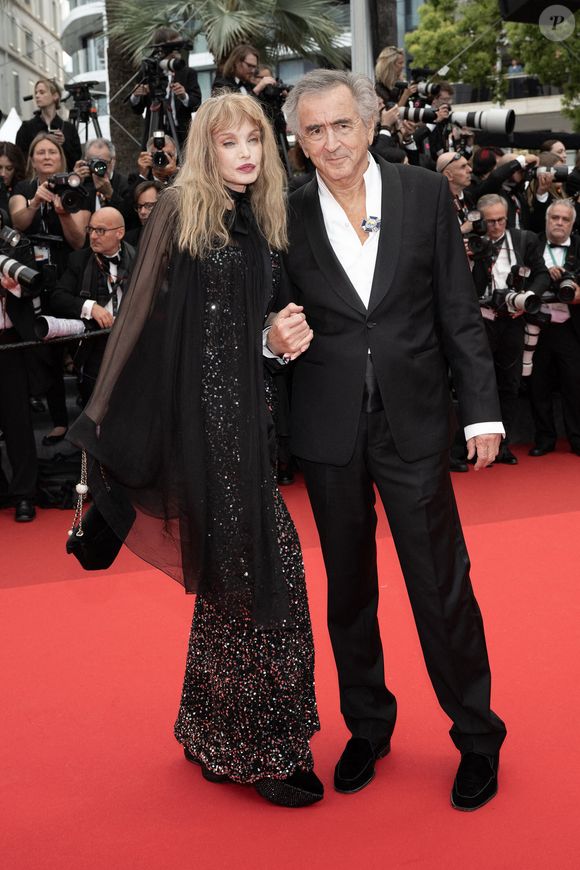 Arielle Dombasle et Bernard-Henri Levy sur le tapis rouge de la cérémonie d'ouverture et de la projection de "Partir Un Jour" au 78ème Festival de Cannes au Palais des Festivals le 13 mai 2025 à Cannes, France. Photo by David NIVIERE/ABACAPRESS.COM