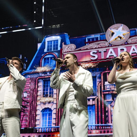 Candice, Pierre, Julien, Djebril, Héléna, Lénie et Axel font leur entrée sur scène lors du concert de la Star Academy à Lyon, France, le 15 mars 2024. © Sandrine Thesillat/Panoramic/Bestimage