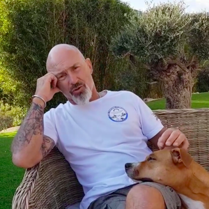 Vincent Lagaf' a trouvé son équilibre entre Cavalaire-sur-mer et Paris, où il se rend pour ses tournages, il prend soin de sa santé en faisant du vélo d'appartement et en baladant ses chiens.

Vincent Lagaf' chez lui, à Cavalaire dans le Var, avec ses chiens. Photo publiée le 2 octobre 2021.