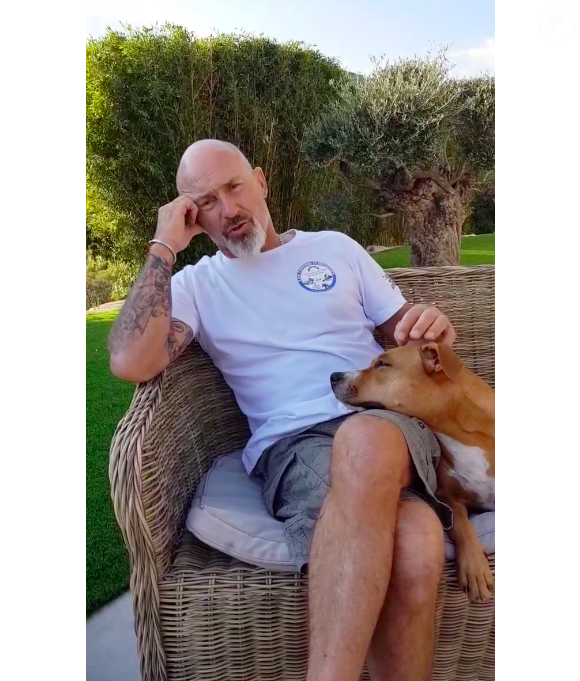 Vincent Lagaf' a trouvé son équilibre entre Cavalaire-sur-mer et Paris, où il se rend pour ses tournages, il prend soin de sa santé en faisant du vélo d'appartement et en baladant ses chiens.

Vincent Lagaf' chez lui, à Cavalaire dans le Var, avec ses chiens. Photo publiée le 2 octobre 2021.