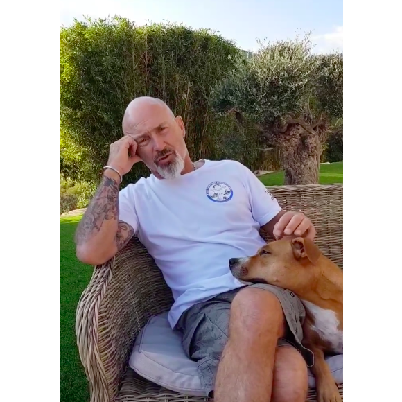 Vincent Lagaf' a trouvé son équilibre entre Cavalaire-sur-mer et Paris, où il se rend pour ses tournages, il prend soin de sa santé en faisant du vélo d'appartement et en baladant ses chiens.

Vincent Lagaf' chez lui, à Cavalaire dans le Var, avec ses chiens. Photo publiée le 2 octobre 2021.