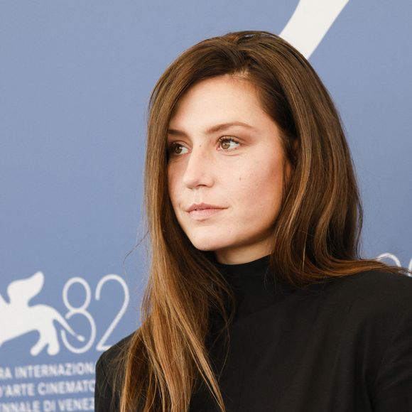 Les plateaux de tournage peuvent être très éprouvants et ce n’est pas Adèle Exarchopoulos qui dira le contraire.

Adèle Exarchopoulos pose au photocall  lors de la Mostra de Venise à Venise, Italie. Photo by Marco Piovanotto/Abacapress.com