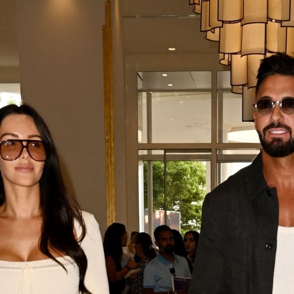 Nabilla Benattia et son mari Thomas Vergara quittent l'hôtel Martinez lors du 77ème Festival International du Film de Cannes (14 - 25 mai 2024), le 20 mai 2024.