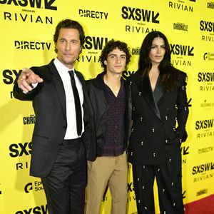 Matthew McConaughey, son fils Levi McConaughey et son épouse Camila Alves lors de l'avant-première de The Rivals of Amziah King, organisée dans le cadre du festival SXSW, à Austin, le 10 mars 2025. © Zuma Press / Bestimage