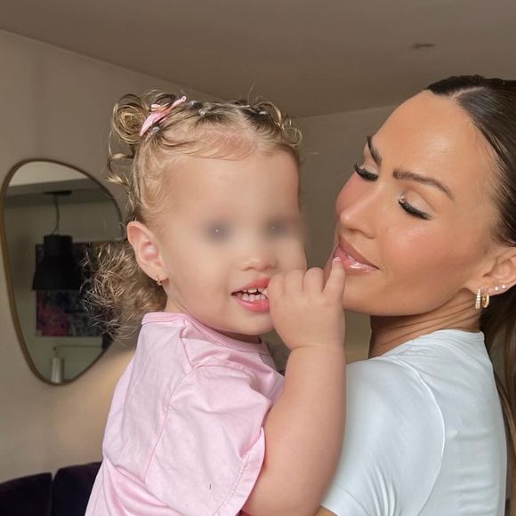 Et de conclure : "Dès qu’elle dort je repars, mais cette maline, dès qu’elle capte que je suis partie, elle se réveille (...). Elle est montée dans mon lit, elle a pris ma place, elle a fini sa nuit dans mon lit, et j’ai terminé ma nuit dans son lit". 

Vitaa immortalisée avec sa fille Noa - (Capture d'écran Instagram - juin 2024)