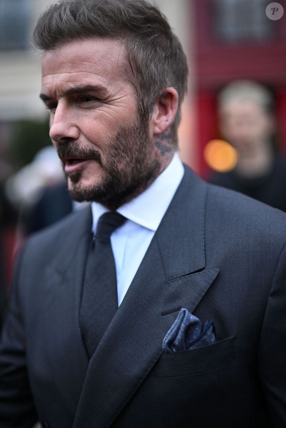 Des mots puissants qui en disent long sur la complicité qui règne entre Victoria et David Beckham.

David Beckham à la sortie de l'Hôtel La Réserve à Paris, le 26 janvier 2026.

Photo : Pierre Perusseau / Bestimage