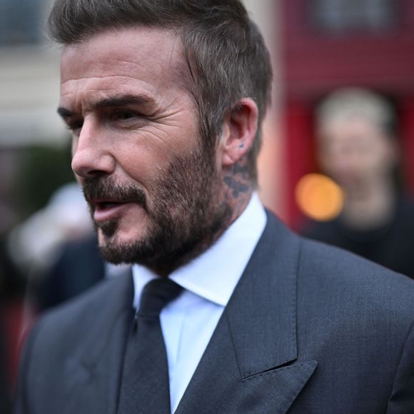Des mots puissants qui en disent long sur la complicité qui règne entre Victoria et David Beckham.

David Beckham à la sortie de l'Hôtel La Réserve à Paris, le 26 janvier 2026.

Photo : Pierre Perusseau / Bestimage