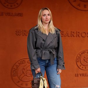 Elle en a profité pour diffuser un message de bienveillance, encourageant ses abonnés à s'aimer et à bien s'hydrater en période de chaleur.

Chloé Jouannet au village lors des Internationaux de France de Tennis de Roland Garros le 3 juin 2026

© Jacovides / Moreau / Bestimage