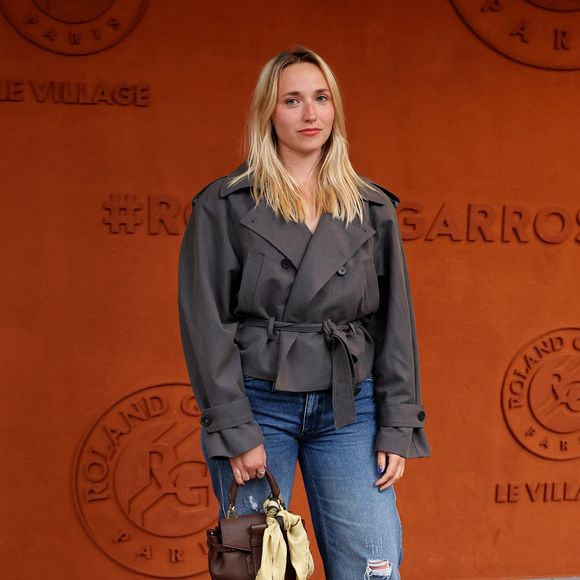 Elle en a profité pour diffuser un message de bienveillance, encourageant ses abonnés à s'aimer et à bien s'hydrater en période de chaleur.

Chloé Jouannet au village lors des Internationaux de France de Tennis de Roland Garros le 3 juin 2026

© Jacovides / Moreau / Bestimage