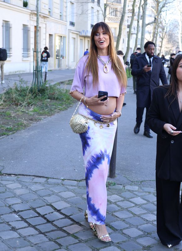 Miss France 2010 Malika Ménard (enceinte) arrive au défilé Rabanne Mode Collection Prêt-à-Porter Automne/Hiver 2025-2026 lors de la Fashion Week de Paris (PFW) au siège de l'Unesco, à Paris, France, le 6 mars 2025. © Denis Guignebourg/Bestimage