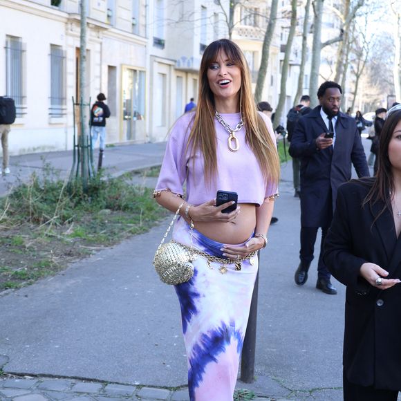 Miss France 2010 Malika Ménard (enceinte) arrive au défilé Rabanne Mode Collection Prêt-à-Porter Automne/Hiver 2025-2026 lors de la Fashion Week de Paris (PFW) au siège de l'Unesco, à Paris, France, le 6 mars 2025. © Denis Guignebourg/Bestimage