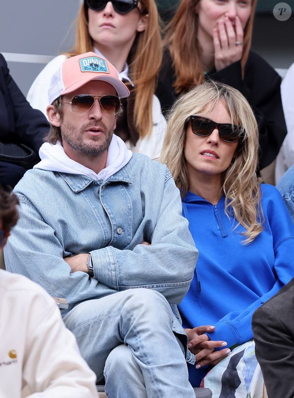 Philippe Lacheau et Elodie Fontan dans les tribunes lors des Internationaux de France de Tennis de Roland Garros 2025, à Paris, France, le 27 mai 2025. © Jacovides-Moreau/Bestimage