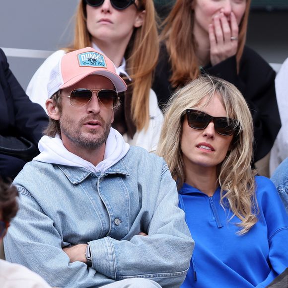 Philippe Lacheau et Elodie Fontan dans les tribunes lors des Internationaux de France de Tennis de Roland Garros 2025, à Paris, France, le 27 mai 2025. © Jacovides-Moreau/Bestimage