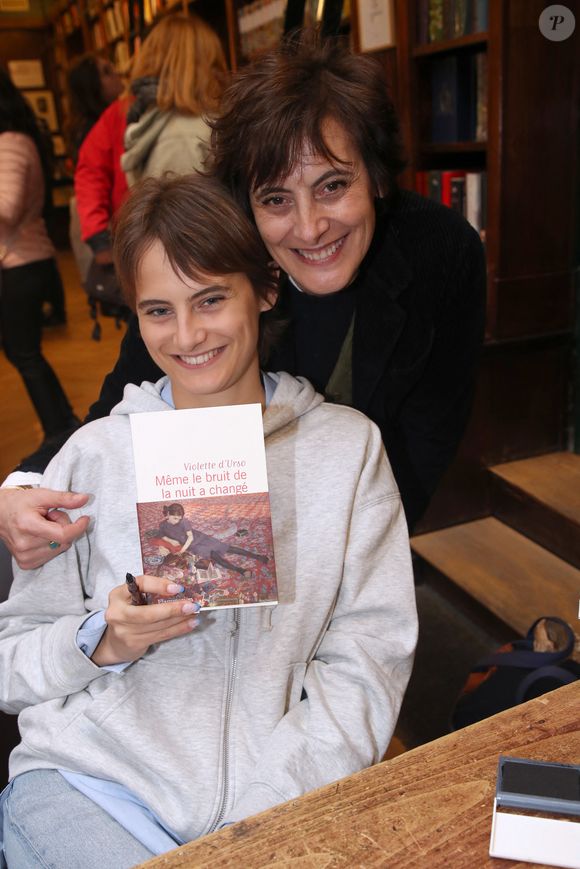 Violette d'Urso et sa mère Inès de La Fressange - Violette d'Urso dédicace son livre "Même le bruit de la nuit a changé" à la librairie Galignani à Paris, France, le 25 mars 2023. © Bertrand Rindoff/Bestimage