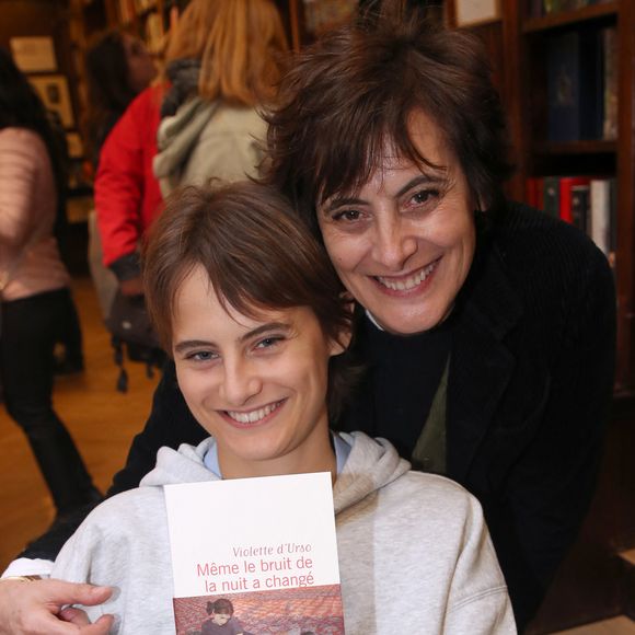Violette d'Urso et sa mère Inès de La Fressange - Violette d'Urso dédicace son livre "Même le bruit de la nuit a changé" à la librairie Galignani à Paris, France, le 25 mars 2023. © Bertrand Rindoff/Bestimage