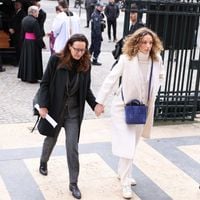 Rolland Courbis : sa femme Clara Paban, animatrice sur une célèbre chaîne, main dans la main avec sa fille Olivia pour le dernier voyage de son mari