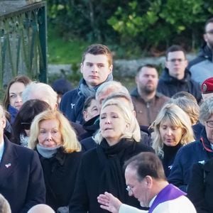 Marine Le Pen fait le signe de croix devant le cercueil de son père - Le clan Le Pen se rend au cimetière de la Trinité-sur-Mer après les obsèques de Jean-Marie Le Pen en l'église Saint-Joseph le 11 janvier 2025.
Dominique Jacovides / Guillaume Collet / Bestimage