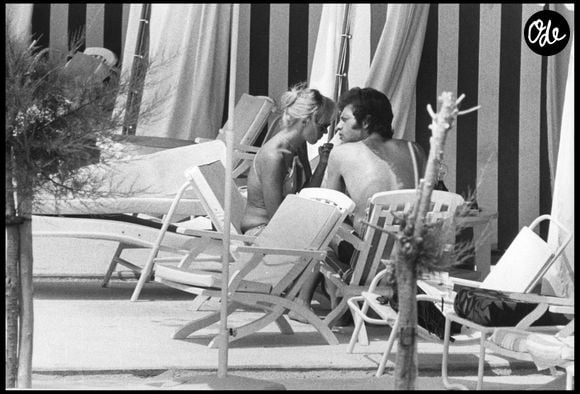 Info - 40ème anniversaire de la mort de Joe Dassin le 20 août - ARCHIVES - JOE DASSIN ET SA FEMME SE REPOSE AU SOLEIL. AGENCE / BESTIMAGE