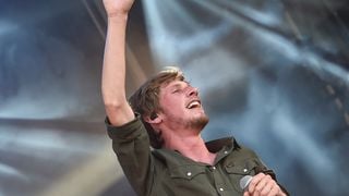 Un chanteur français iconique perd la vie à seulement 34 ans