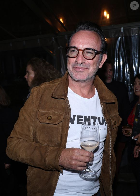 Jean Dujardin - Vernissage de l'exposition photos et du livre "La Boxe fait son cinéma" à l’hôtel Brach à Paris le 23 Septembre 2025. Ces clichés rendent hommage à plus de cinquante acteurs immortalisés dans des scènes où le noble art rencontre le 7ème art. © Denis Guignebourg/Bestimage