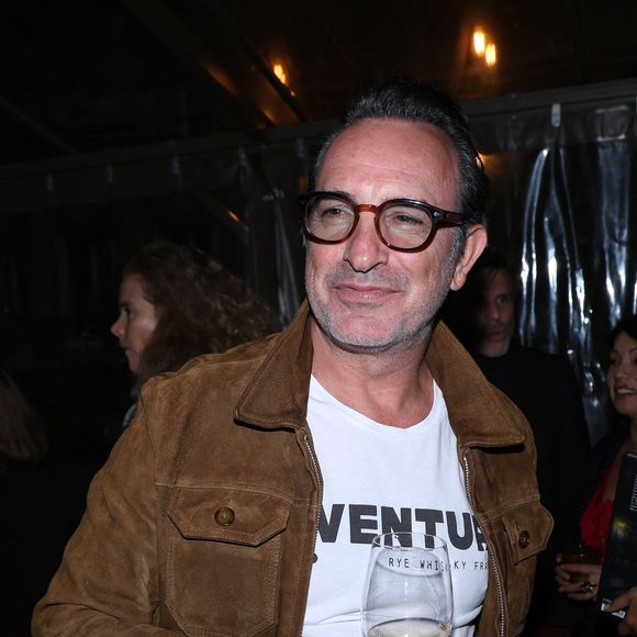 Jean Dujardin - Vernissage de l'exposition photos et du livre "La Boxe fait son cinéma" à l’hôtel Brach à Paris le 23 Septembre 2025. Ces clichés rendent hommage à plus de cinquante acteurs immortalisés dans des scènes où le noble art rencontre le 7ème art. © Denis Guignebourg/Bestimage