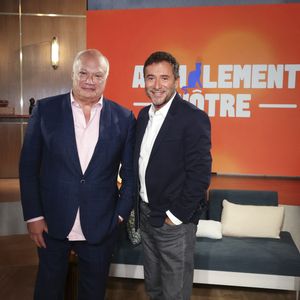 Bernard Montiel reçoit un célèbre écrivain dans son émission

Exclusif - Eric-Emmanuel Schmitt, sur plateau de la nouvelle émission "Animalement Vôtre" présentée par Bernard Montiel et diffusée le 14 décembre sur France 3, à Paris, France, le 14 octobre 2025. © Jack Tribeca/Bestimage
