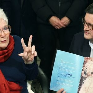 Line Renaud (une photo d'elle en tenue de scène) Arnaud Deslandes, maire de Lille - Line Renaud, 97 ans, a inauguré un jardin public qui porte son nom, à Lille, France, le mercredi 17 décembre 2025.

© Claude Dubourg/Bestimage