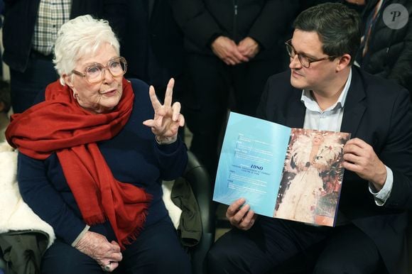 Line Renaud (une photo d'elle en tenue de scène) Arnaud Deslandes, maire de Lille - Line Renaud, 97 ans, a inauguré un jardin public qui porte son nom, à Lille, France, le mercredi 17 décembre 2025.

© Claude Dubourg/Bestimage