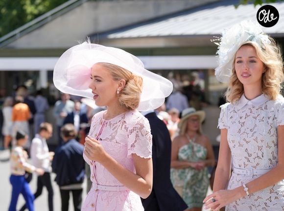 S.A.R. la Princesse Maria Carolina de Bourbon des Deux-Siciles, S.A.R. la Princesse Maria Chiara de Bourbon des Deux-Siciles - Prix de Diane Longines 2026 à l'Hippodrome de Chantilly le 14 juin 2026.
© Anne-Sophie Guebey / Bestimage