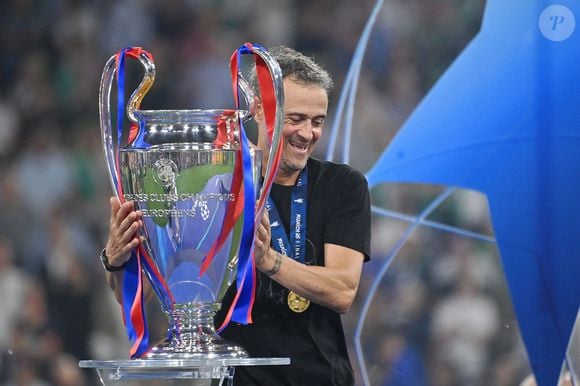 entraîneur Luis ENRIQUE (PSG) à la coupe, coupe, trophée, joie, cérémonie de remise des prix, football UEFA Champions League finale Paris Saint-Germain (PSG) - Inter Milan 5-0, le 31.05.2025 Munich Football Arena,