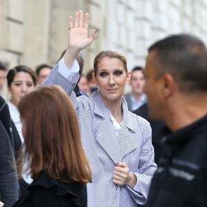 La chanteuse canadienne Céline Dion quitte Paris pour partir en vacances après sa tournée en Europe à guichets fermés. Céline Dion et ses jumeaux, Eddy et Nelson, ont reçu une pluie de confettis avant de monter dans leur voiture à la sortie de l’hôtel Royal Monceau, à Paris, France, le 10 août 2017. © Agence/Bestimage