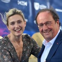 Tout juste grand-père, François Hollande savoure son bonheur avec Julie Gayet et ses petits-enfants au pied de la Tour Eiffel