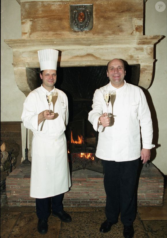 Les chefs Bernard Loiseau et Patrick Bertron, posent à l'hôtel de la Côte d'Or à Saulieu, en 2002. L'édition 2016 du guide Michelin a en revanche rétrogradé de trois à deux étoiles le Relais Bernard Loiseau à Saulieu (Côte-d'Or), dirigé par Dominique Loiseau, la veuve du chef Bernard Loiseau, depuis que ce dernier a mis fin à ses jours il y a 13 ans.
JEAN-CLAUDE WOESTELANDT / BESTIMAGE