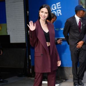 16/09/2024 Lily Collins a été aperçue à New York. La star d'Emily in Paris portait un tailleur bordeaux, un top noir et des talons assortis.