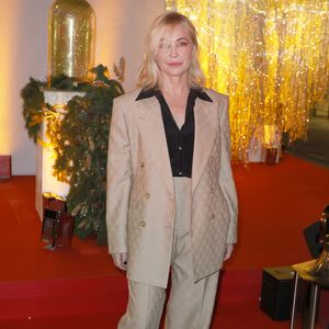 "On tourne en vingt-huit jours, avec des cachets extrêmement faibles", a-t-elle notamment déclaré. Une forme d'engagement pour l'actrice qui veut défendre le cinéma d'auteur.

Emmanuelle Béart, marraine de l'événement du Comité du Faubourg Saint-Honoré qui dévoile les décorations et illuminations de Noël de ses rues à l'occasion de son emblématique "Winter Time", à Paris, mardi 26 novembre 2024.

Christophe Aubert via Bestimage